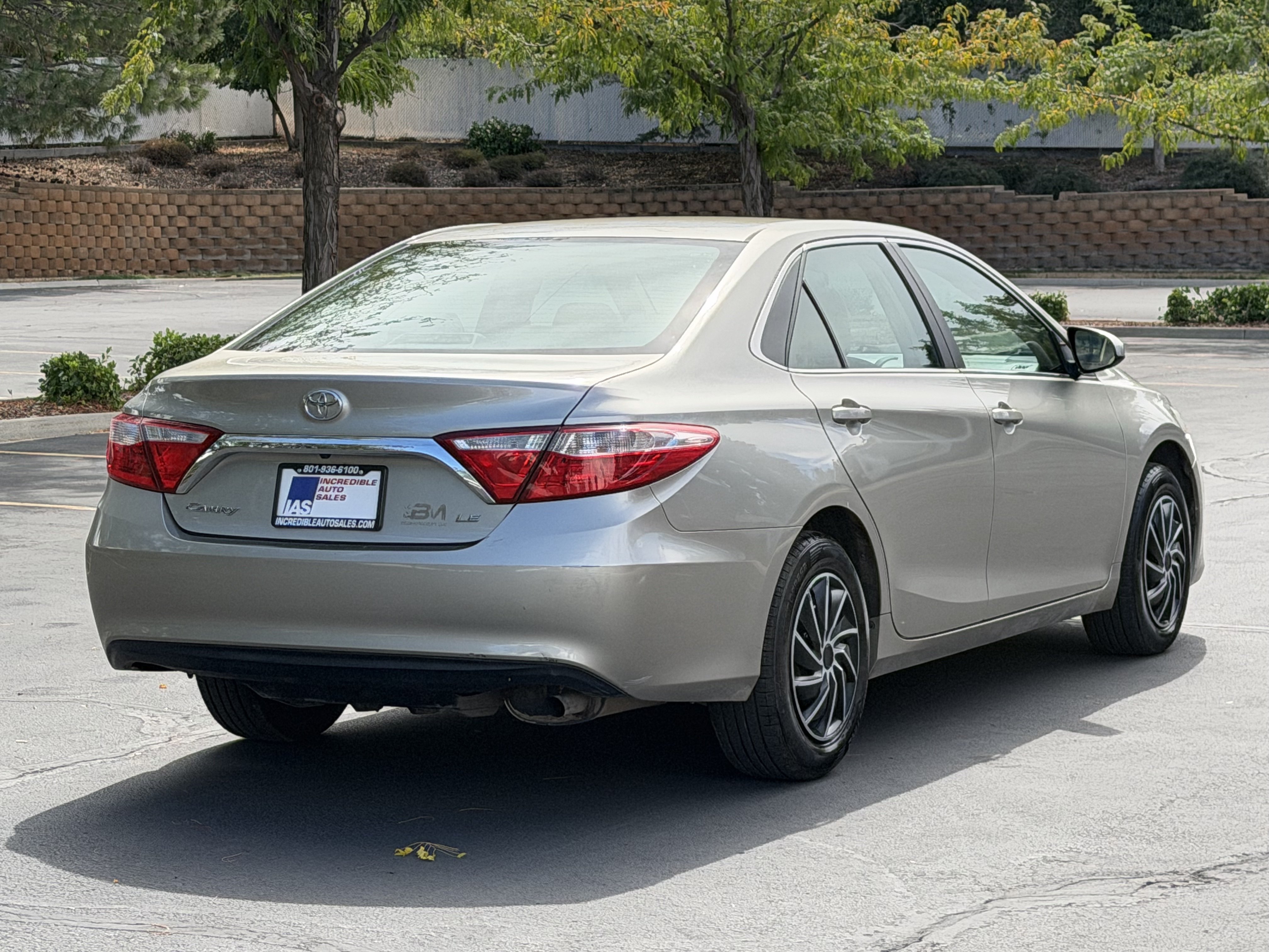 Used 2015 Toyota Camry LE FWD image 5