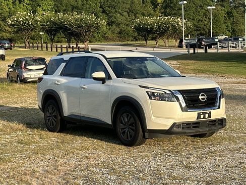 Used 2024 Nissan Pathfinder SV FWD image 3
