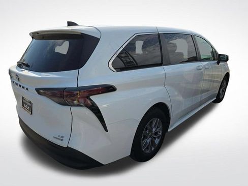 Used 2024 Toyota Sienna LE AWD/4WD image 3