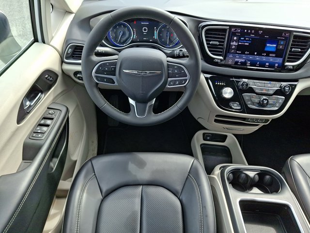 Certified 2023 Chrysler Pacifica Touring-L FWD image 16