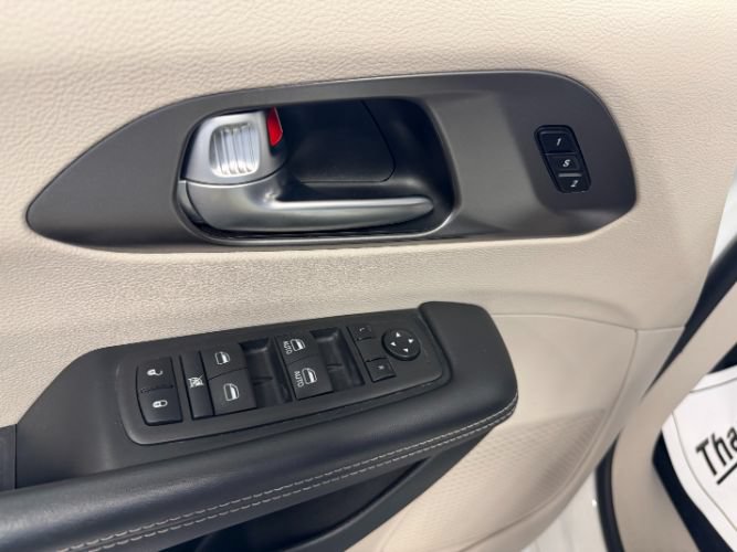 Used 2024 Chrysler Pacifica Touring-L FWD image 11