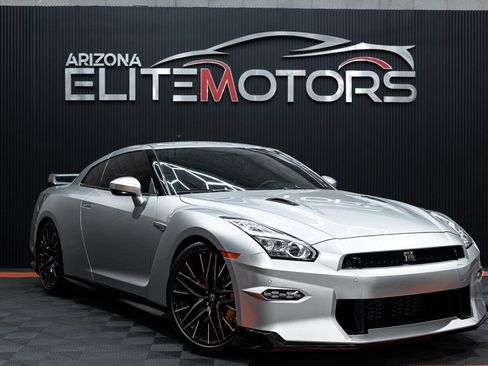 Used 2024 Nissan GT-R Premium w/ Floor Mat Package AWD/4WD image 2