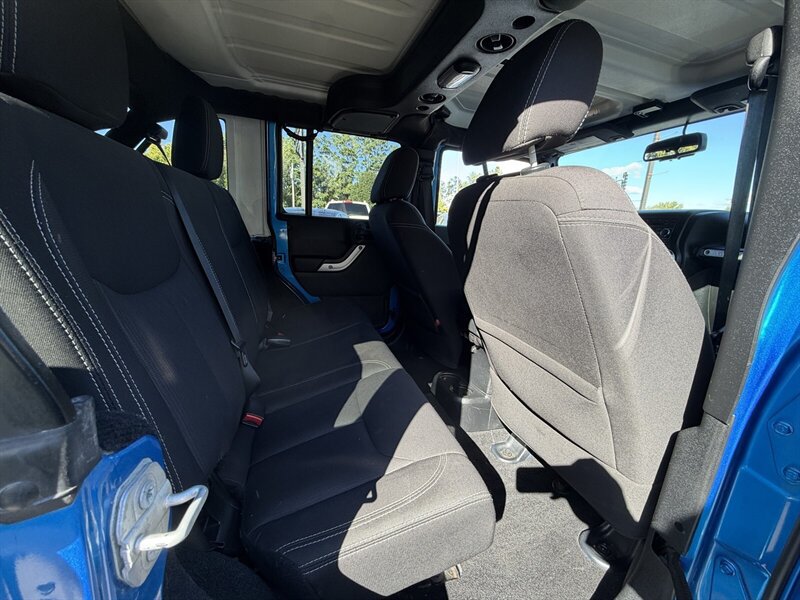 Used 2015 Jeep Wrangler Unlimited Rubicon w/ Connectivity Group AWD/4WD image 12