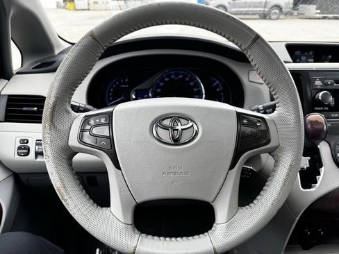 Used 2013 Toyota Sienna XLE image 26