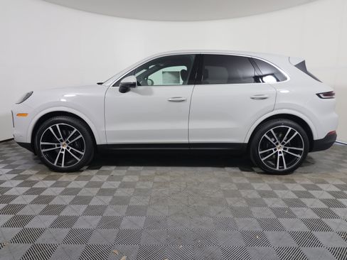 Used 2025 Porsche Cayenne image 2