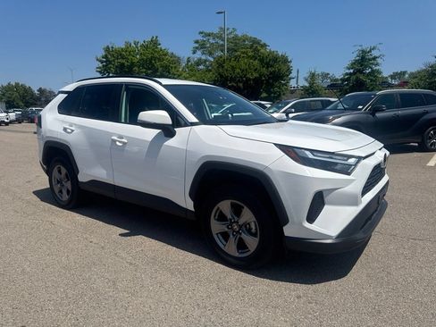 Used 2025 Toyota RAV4 XLE AWD/4WD image 9