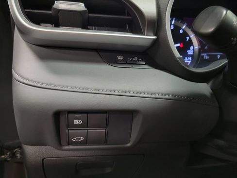 Used 2020 Toyota Highlander XLE FWD image 29