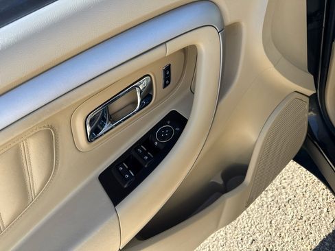 Used 2017 Ford Taurus SE image 13