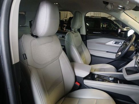 Used 2025 Ford Explorer Active w/ Active Comfort Package image 56