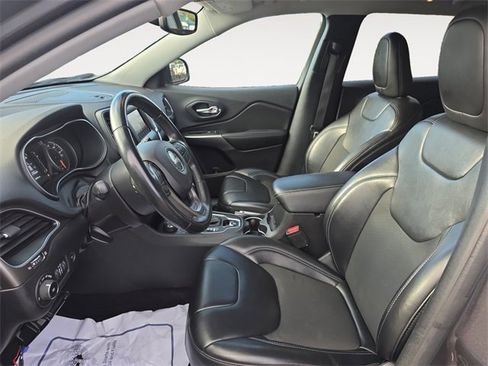 Used 2019 Jeep Cherokee Latitude Plus w/ Comfort/Convenience Group image 9