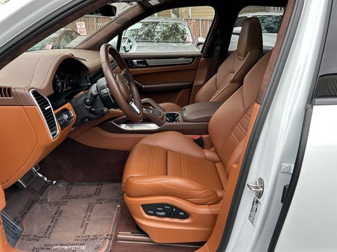 Used 2022 Porsche Cayenne Turbo S w/ Assistance Package image 3