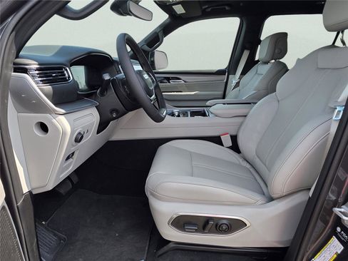 New 2026 Jeep Grand Wagoneer L 4WD w/ Premium Group I image 18