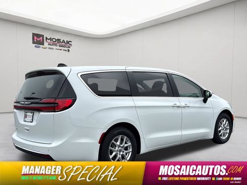 Used 2023 Chrysler Pacifica Touring-L FWD image 7