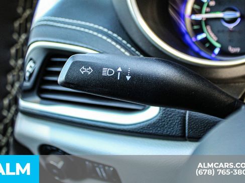 Used 2024 Chrysler Pacifica Select image 32