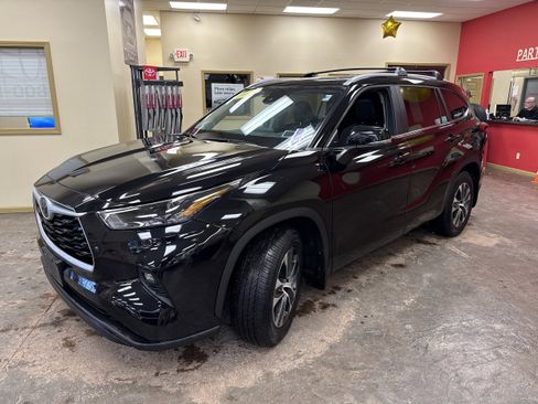 Used 2023 Toyota Highlander XLE image 3