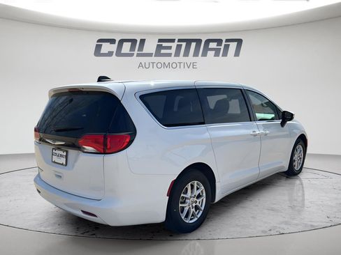 Used 2023 Chrysler Voyager LX FWD image 5