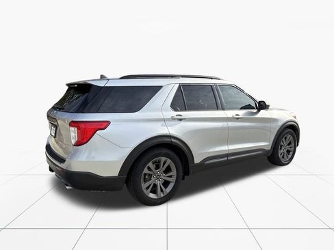 Used 2021 Ford Explorer XLT w/ Equipment Group 202A image 9