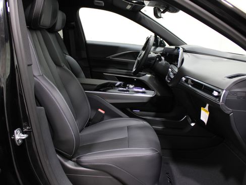 New 2026 Cadillac Lyriq V image 32