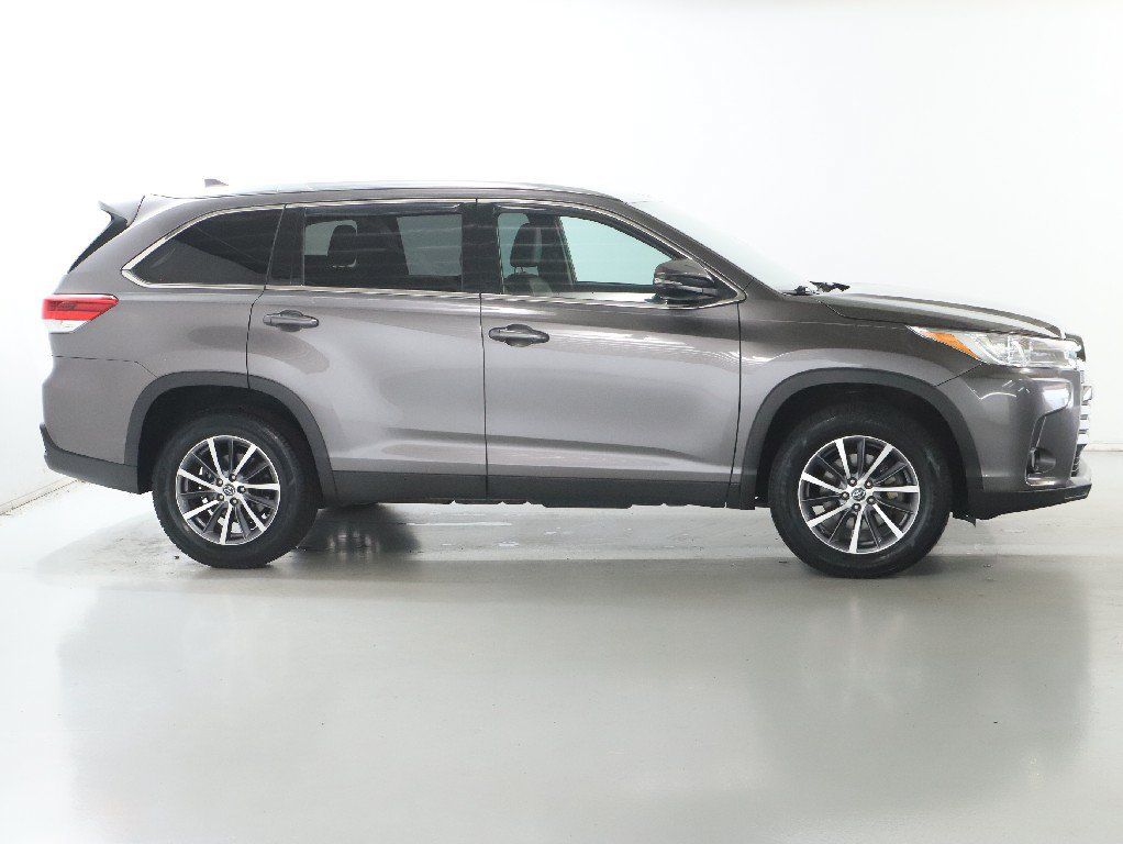 Used 2019 Toyota Highlander XLE FWD image 11