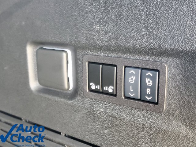 Used 2025 GMC Yukon XL Denali w/ Sun & Power Step Package RWD image 11