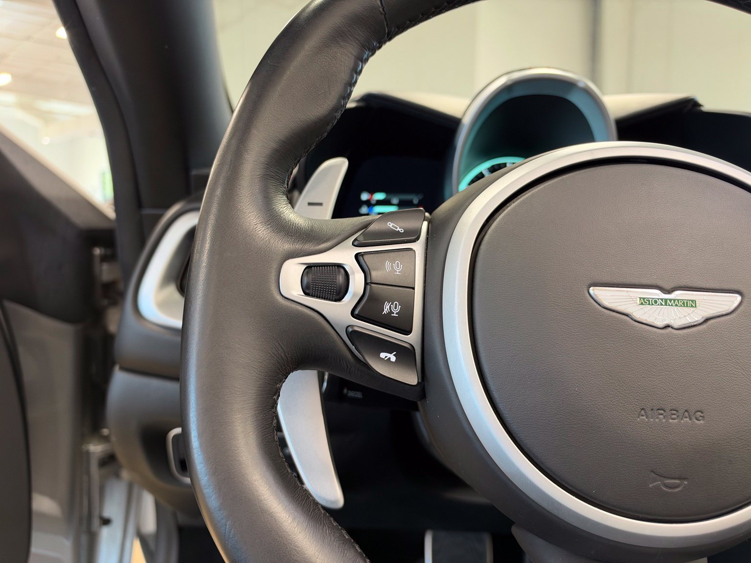 Used 2021 Aston Martin V8 Vantage Roadster RWD image 26