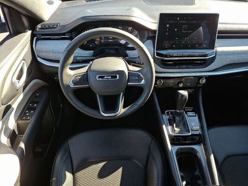 Used 2024 Jeep Compass Latitude image 11