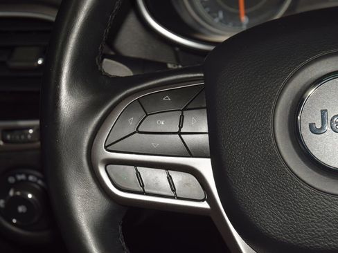 Used 2019 Jeep Cherokee Latitude w/ Cold Weather Group FWD image 33