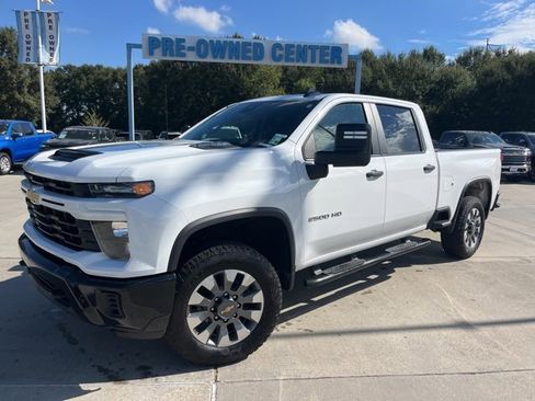 Used 2024 Chevrolet Silverado 2500 Custom image 2