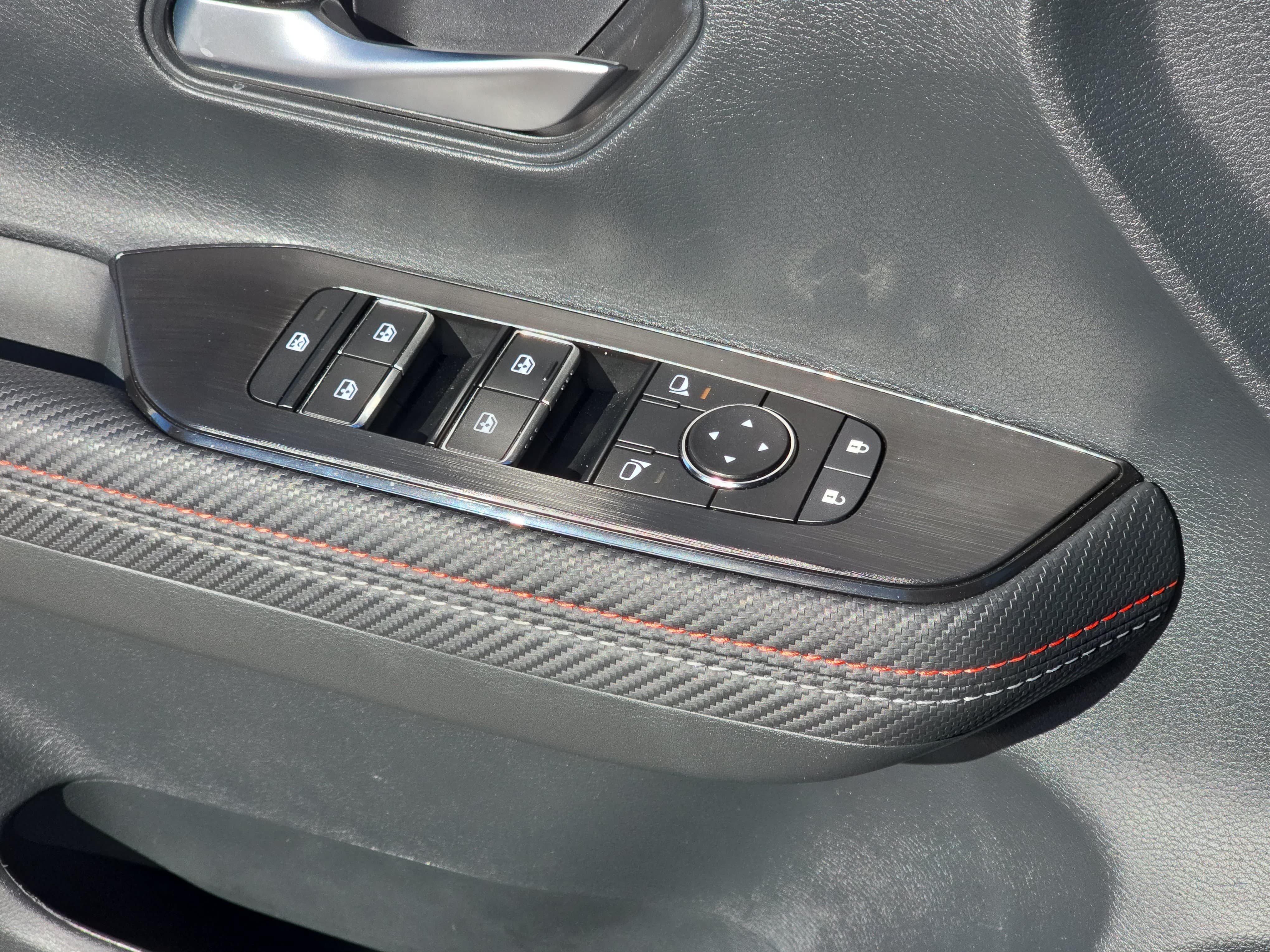 Used 2025 Nissan Kicks SR FWD image 27