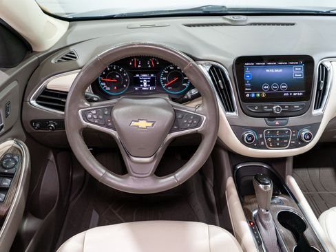 Used 2019 Chevrolet Malibu LT w/ Leather Package FWD image 10