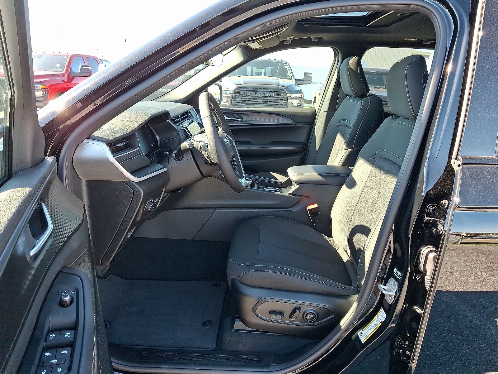 New 2025 Jeep Grand Cherokee Laredo w/ Luxury Tech Group I AWD/4WD image 7
