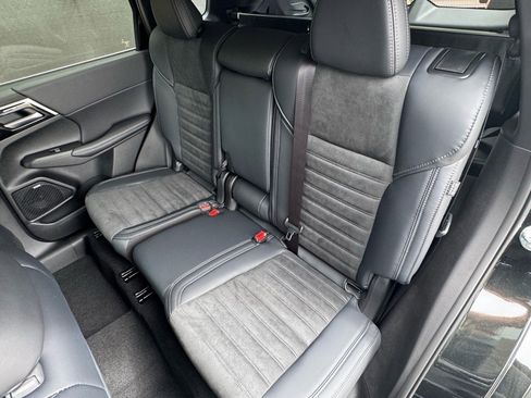 New 2025 Mitsubishi Outlander SE image 19