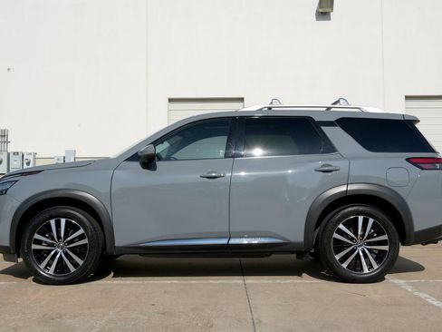 Used 2023 Nissan Pathfinder Platinum FWD image 16