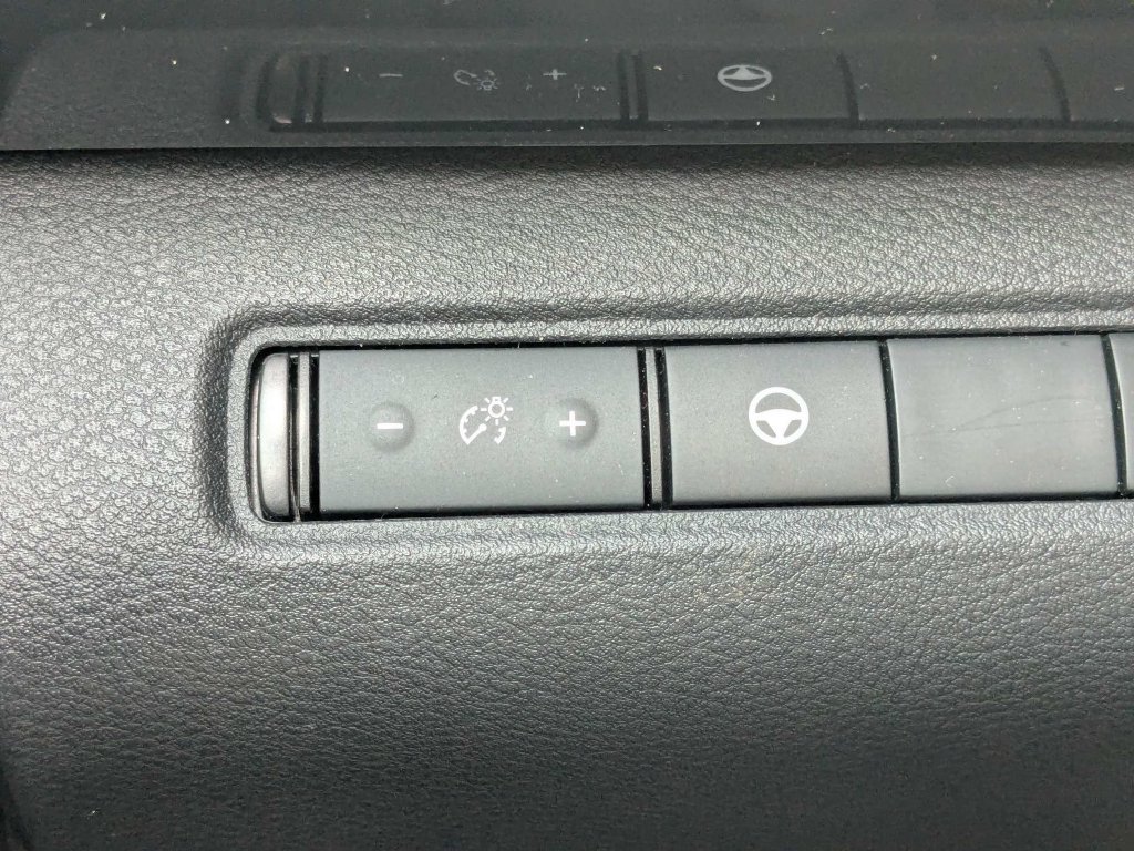 Used 2022 Nissan Pathfinder SV FWD image 35