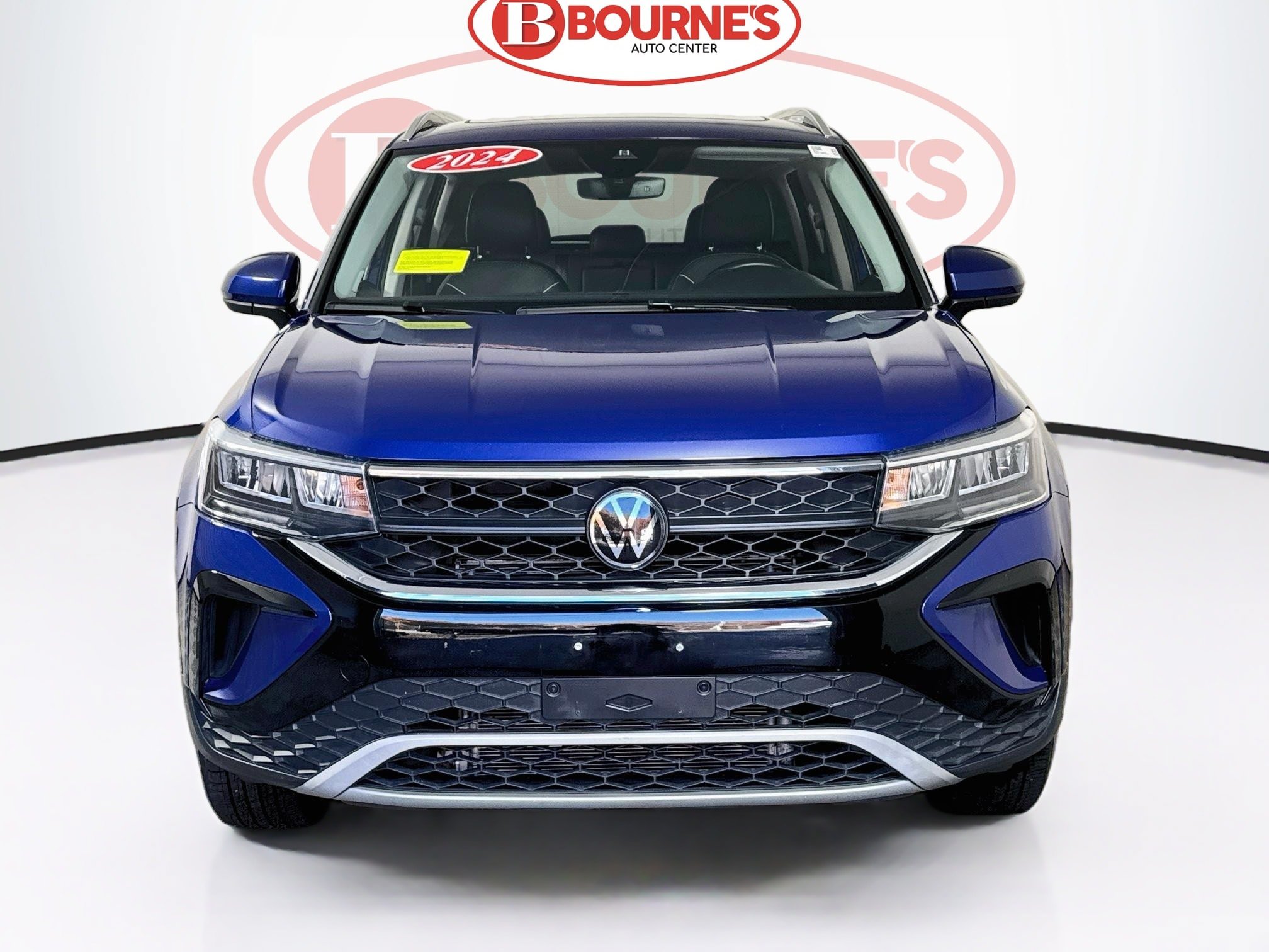 Used 2024 Volkswagen Taos SE w/ Panoramic Sunroof Package AWD/4WD image 6