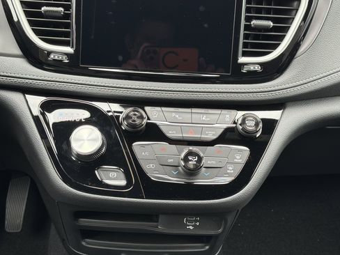 New 2026 Chrysler Pacifica Select AWD/4WD image 18