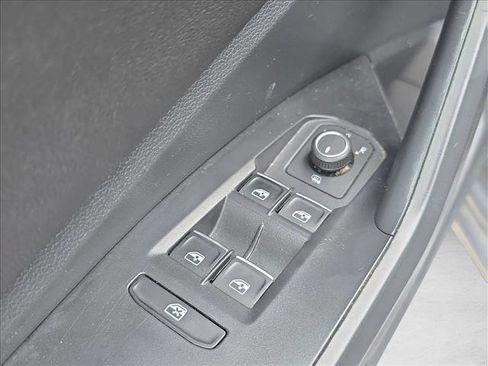 Used 2024 Volkswagen Jetta SE FWD image 8