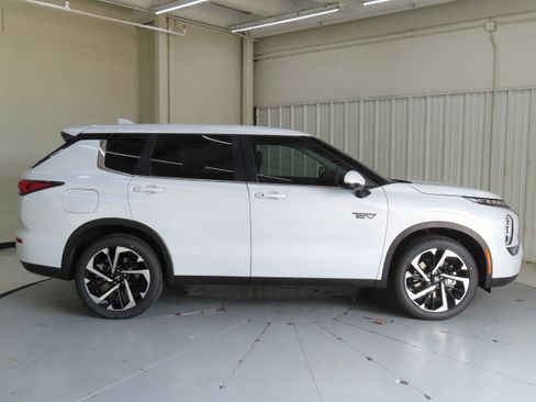 New 2025 Mitsubishi Outlander SE image 2