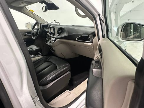 Used 2022 Chrysler Pacifica Touring-L FWD image 32