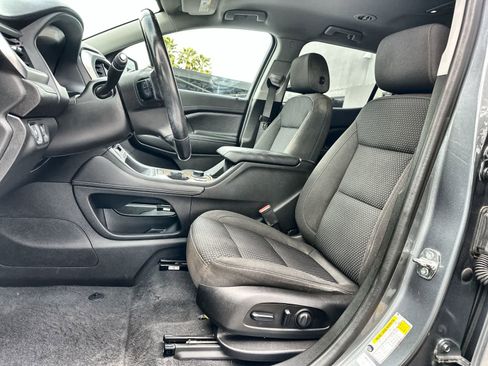 Used 2020 GMC Acadia SLE w/ Driver Convenience Package image 3