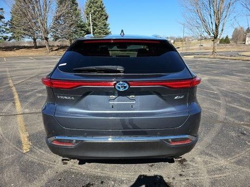Used 2024 Toyota Venza XLE image 5