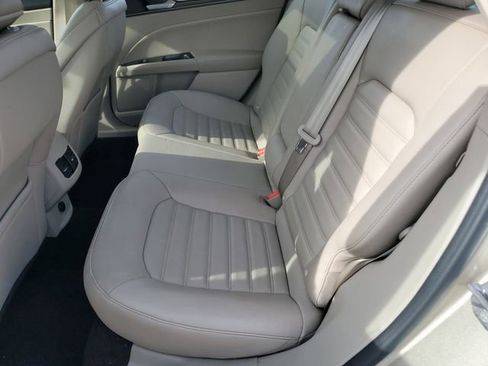 Used 2017 Ford Fusion SE w/ Fusion SE Technology Package image 12