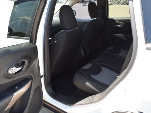 Used 2018 Jeep Cherokee Latitude w/ Altitude Package AWD/4WD image 9