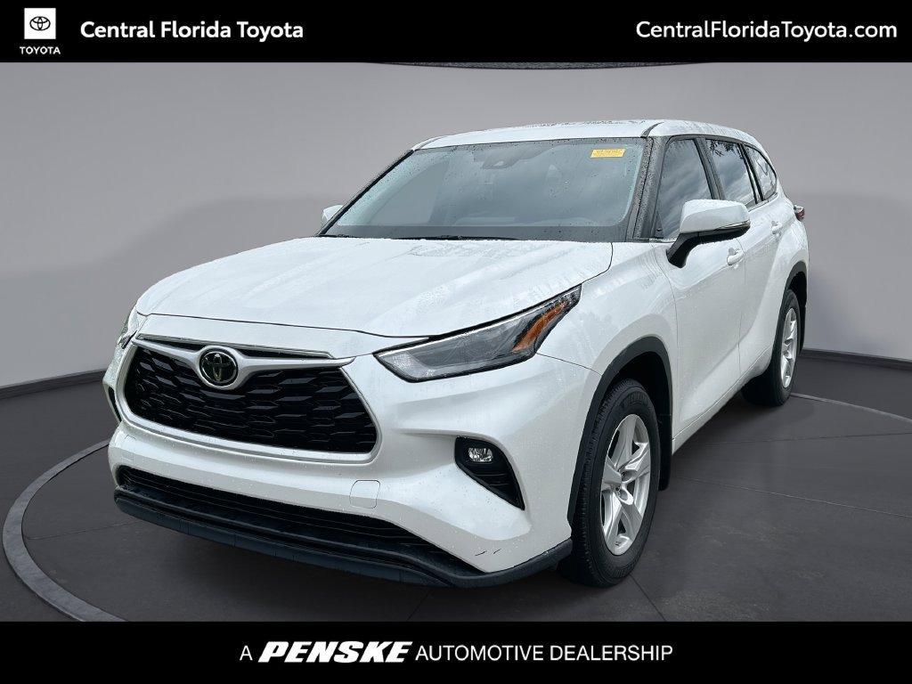 Used 2024 Toyota Highlander LE FWD image 1