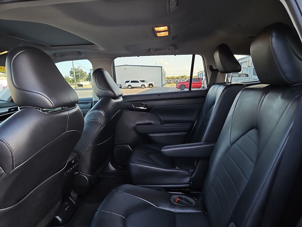 Used 2022 Toyota Highlander XLE FWD image 18