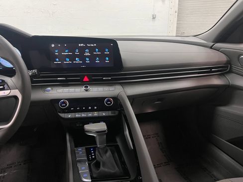 Used 2023 Hyundai Elantra SEL w/ Convenience Package FWD image 19