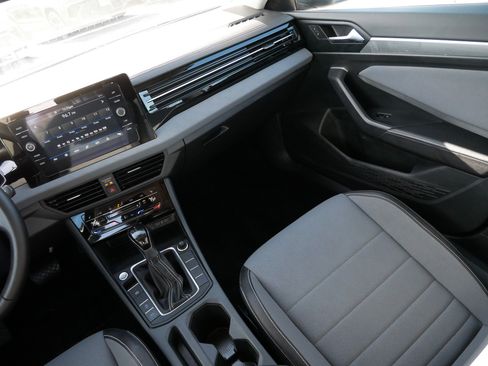 Certified 2025 Volkswagen Jetta SE w/ Sunroof Package image 11