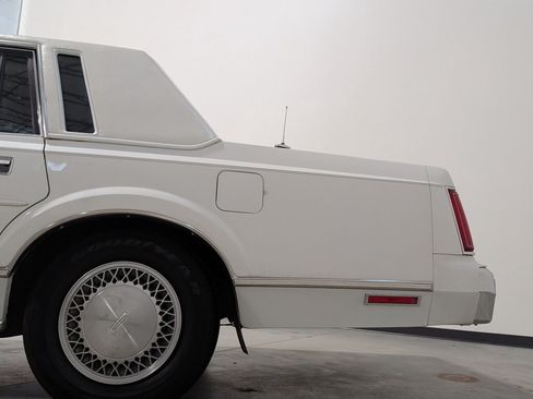Used 1988 Lincoln Town Car RWD image 31