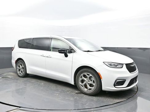 Used 2024 Chrysler Pacifica Limited w/ Trailer Tow Group image 7