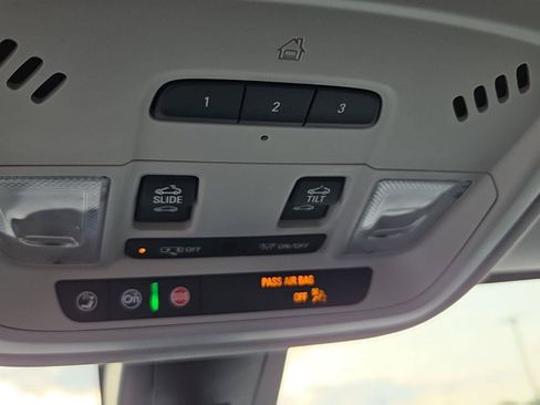 Used 2020 Chevrolet Traverse LT w/ LT Premium Package FWD image 16